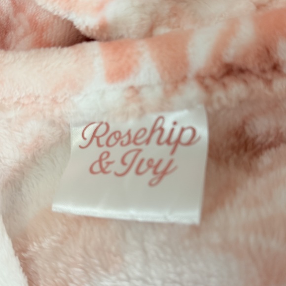 Girls floral rose pink plush throw coquette romantic grandmillennial blanket - Picture 6 of 7